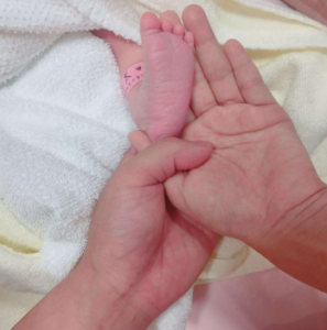ジャンポケ太田の子供、長女十愛ちゃんの足の指が４本しかないのではと噂になった画像